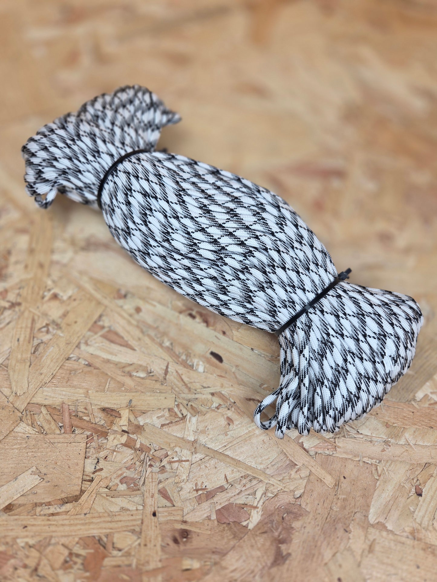 Paracord Cord Retention Loop Basha & Bivi Tent Shelter Rope Bushcraft Line Black & White