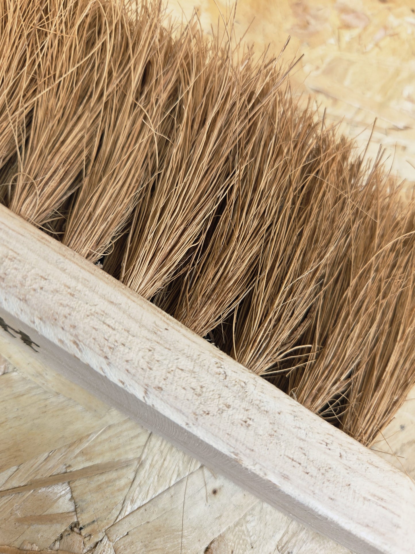Outdoor Hand Brush Natural Coconut Fibre Wooden Handle Outside Workshop Garage Garden 28cm