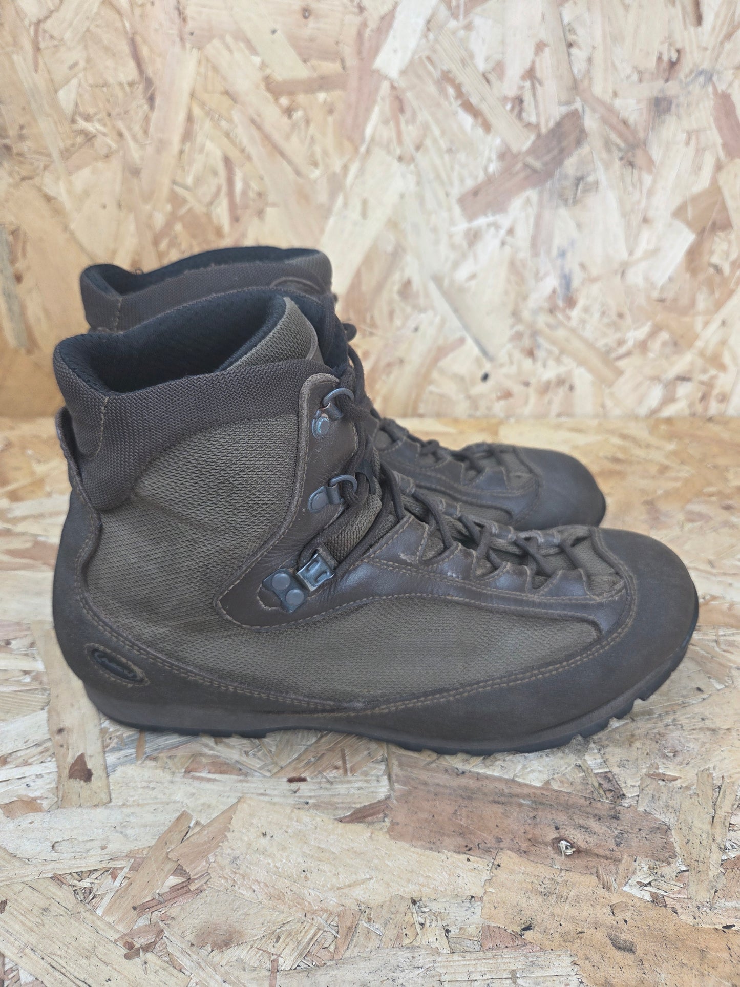 Genuine AKU Military Leather Hiking Boots Brown Cadet Outdoor Walking Patrol Lightweight Footwear UK 10